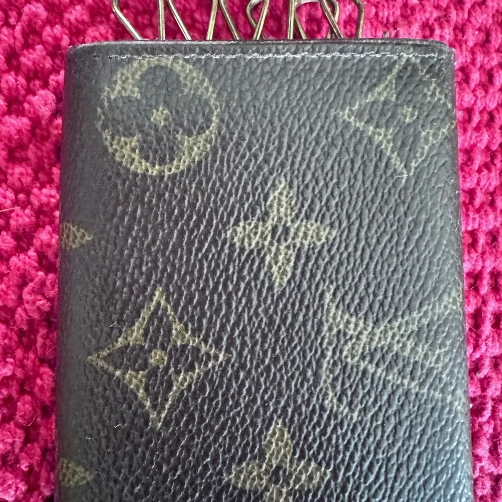 Louis Vuitton Monogram 6 key Holder - Picture 6 of 6
